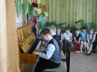 Учащиеся школы искусств знакомят с фортепьяно