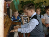 Учащиеся школы искусств знакомят с фортепьяно